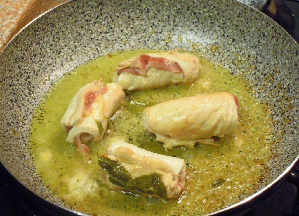 Involtini di Pollo con Pancetta coppata e Pecorino sfumati al Vino bianco preparazione 7