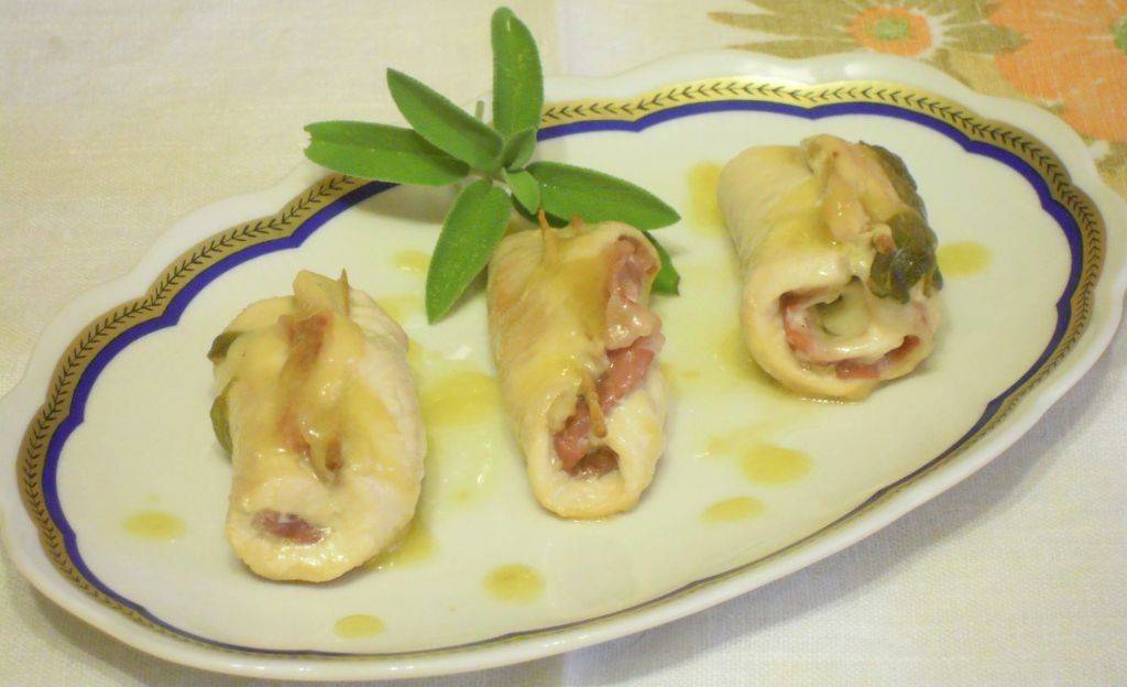 Involtini di Pollo con Pancetta coppata e Pecorino sfumati al Vino bianco preparazione 8