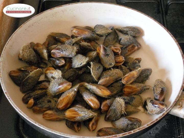 Linguine con le cozze pelose preparazione 1