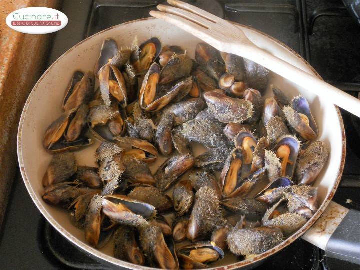 Linguine con le cozze pelose preparazione 2