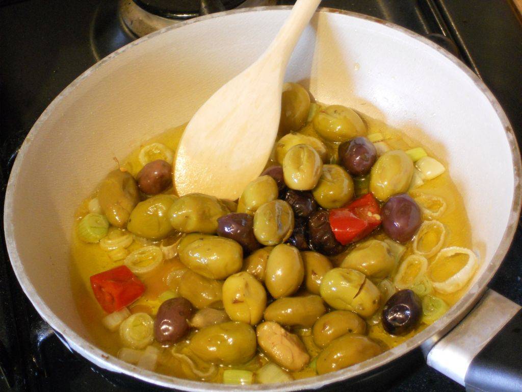 Maccheroni con Broccoli e Olive piccanti preparazione 5