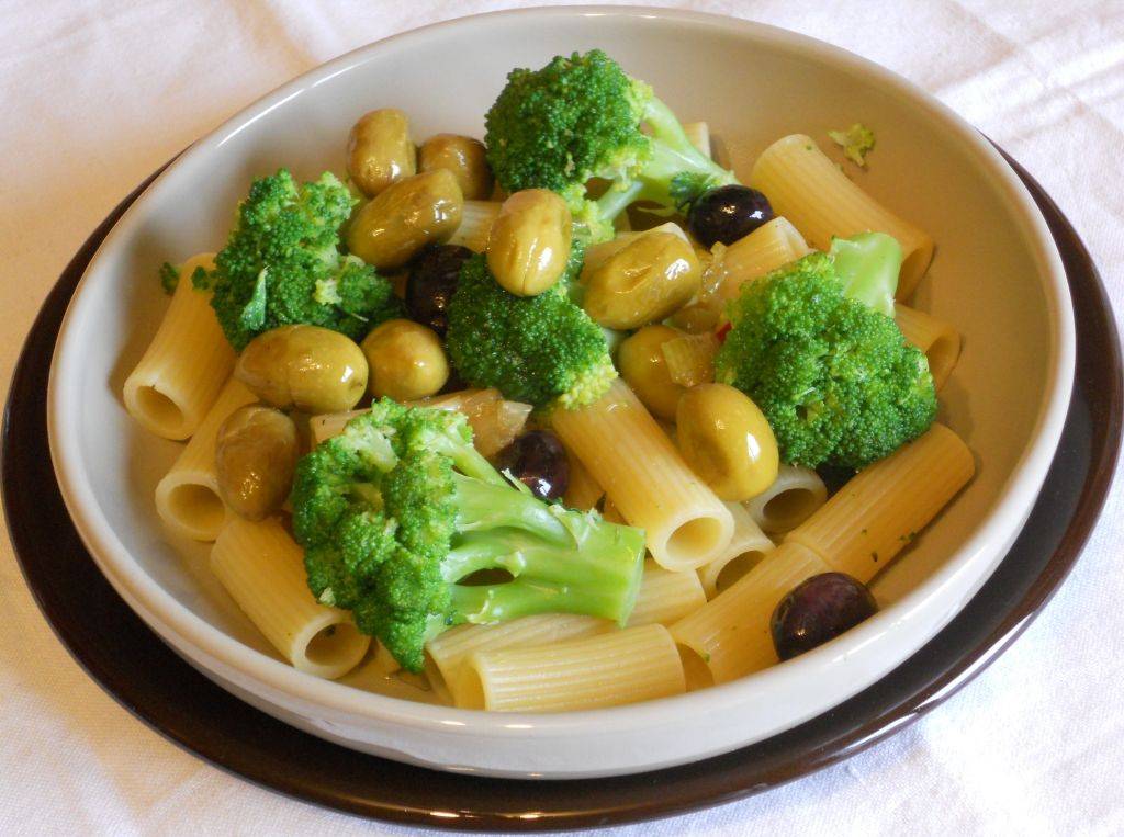 Maccheroni con Broccoli e Olive piccanti preparazione 8