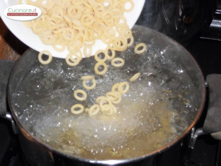 Minestra asciutta con pasta al pesto preparazione 10