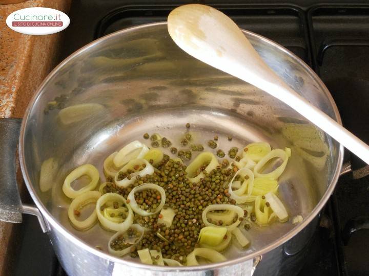 Minestra con Fagioli Mung, Piselli e Zucchine preparazione 1