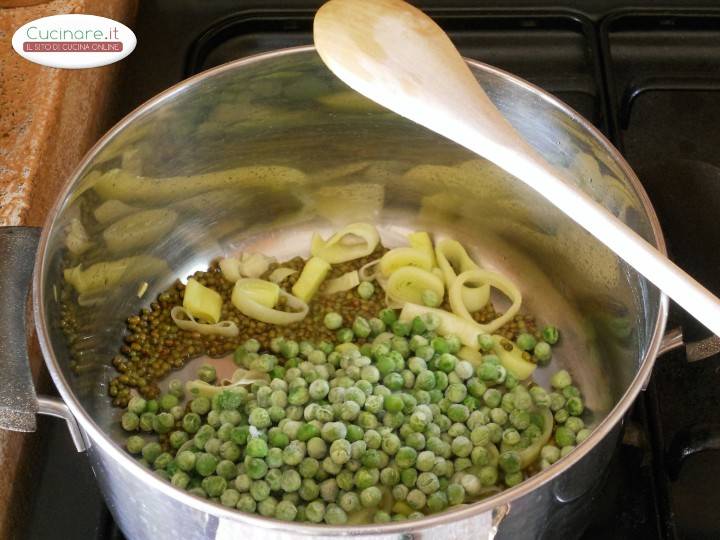 Minestra con Fagioli Mung, Piselli e Zucchine preparazione 2