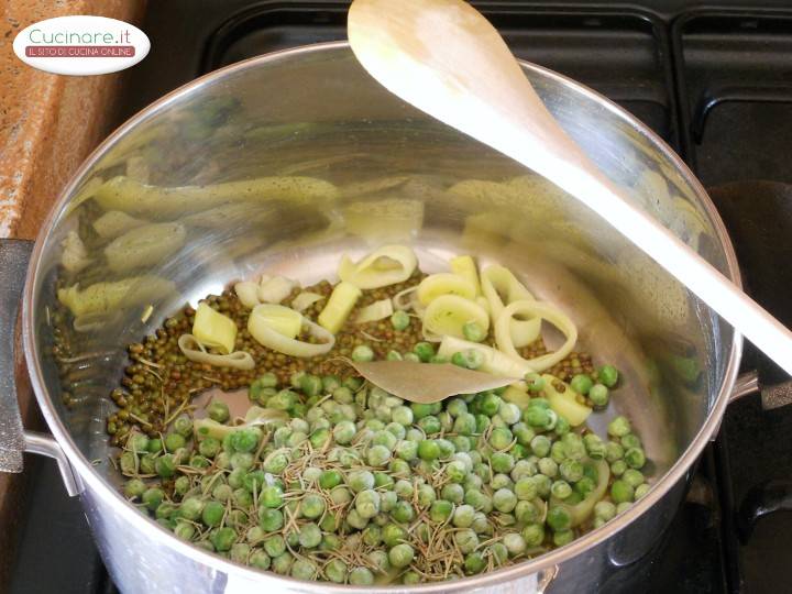 Minestra con Fagioli Mung, Piselli e Zucchine preparazione 3