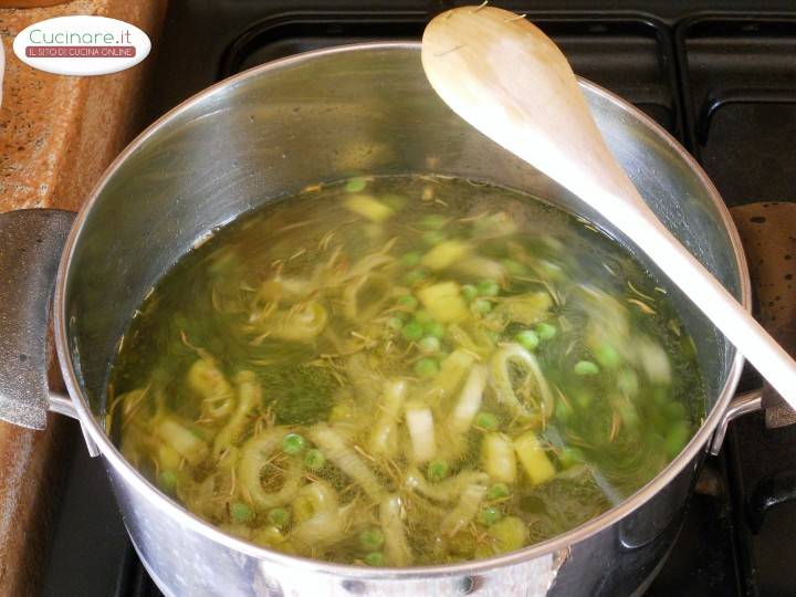 Minestra con Fagioli Mung, Piselli e Zucchine preparazione 6