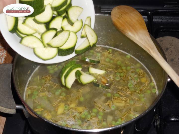 Minestra con Fagioli Mung, Piselli e Zucchine preparazione 7