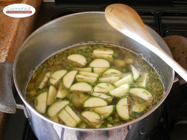 Minestra con Fagioli Mung, Piselli e Zucchine preparazione 8