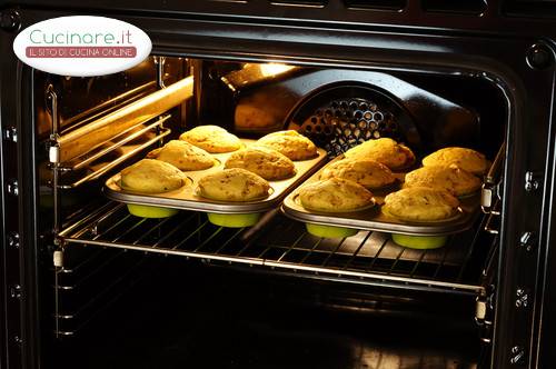 Muffin alla coca cola e gocce di cioccolato preparazione 6