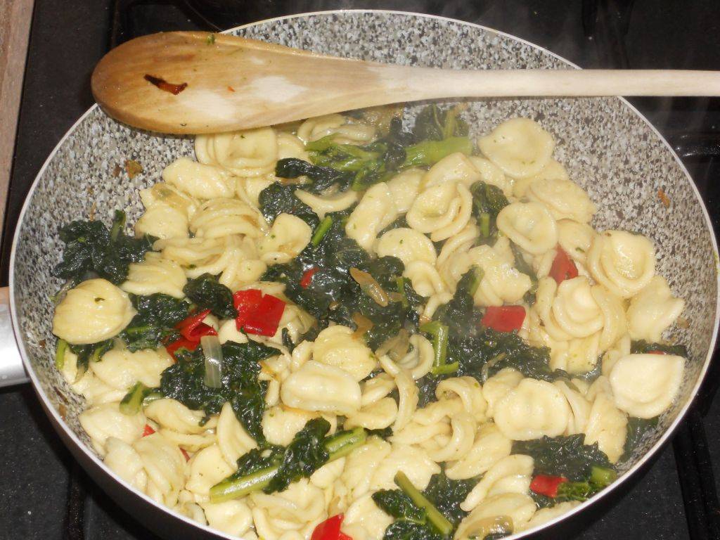 Orecchiette vegetariane con Cavolo nero e Pinoli preparazione 13