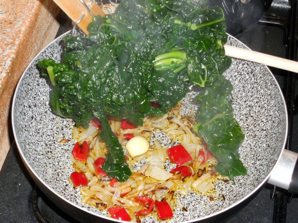 Orecchiette vegetariane con Cavolo nero e Pinoli preparazione 7