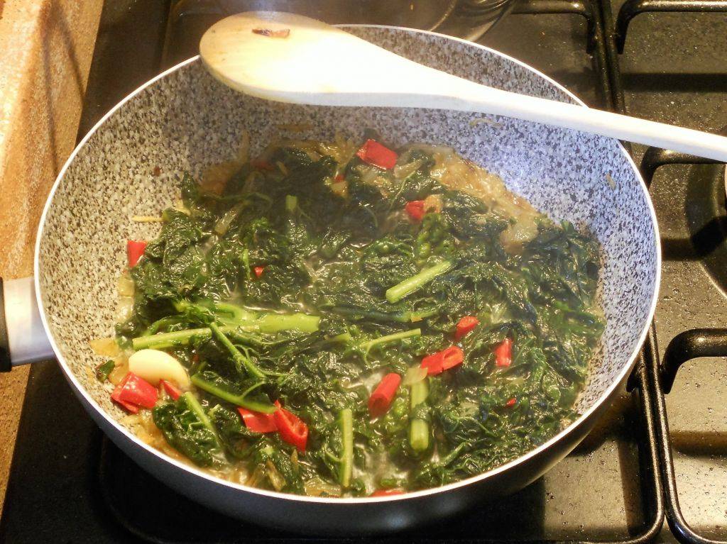Orecchiette vegetariane con Cavolo nero e Pinoli preparazione 8