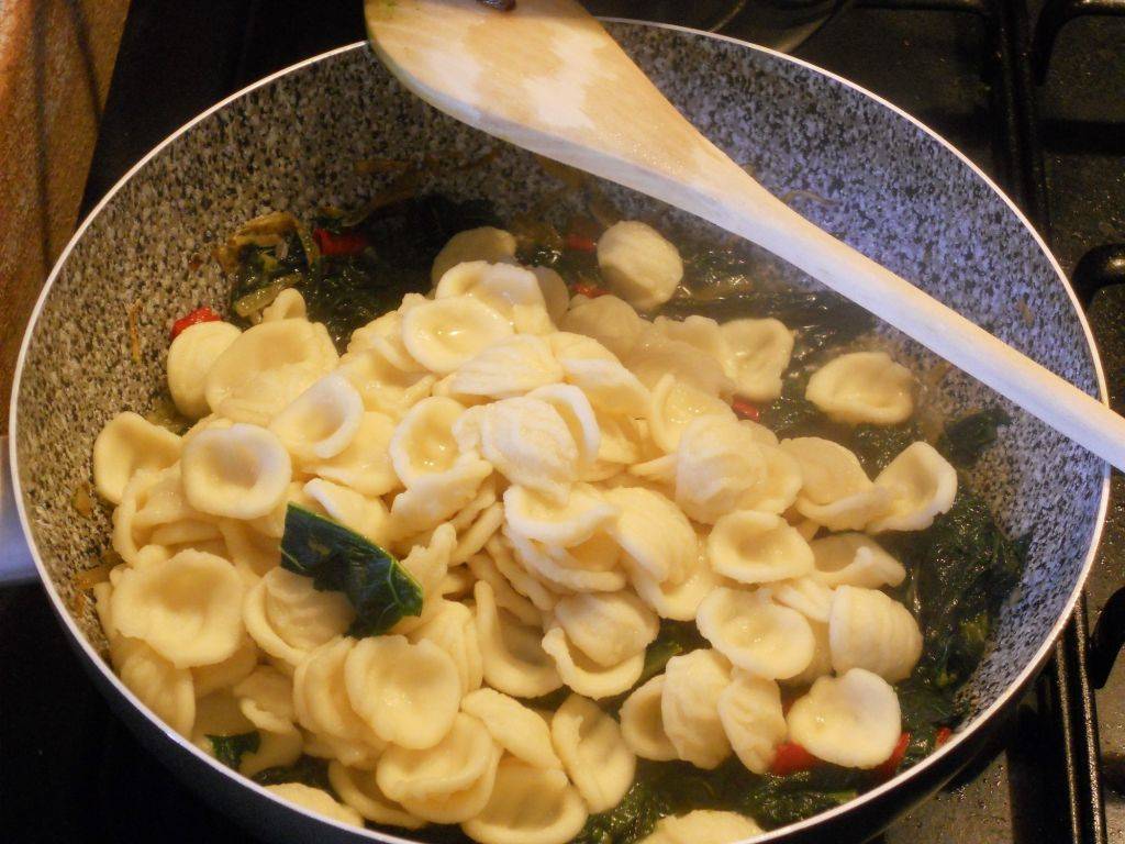 Orecchiette vegetariane con Cavolo nero e Pinoli preparazione 12