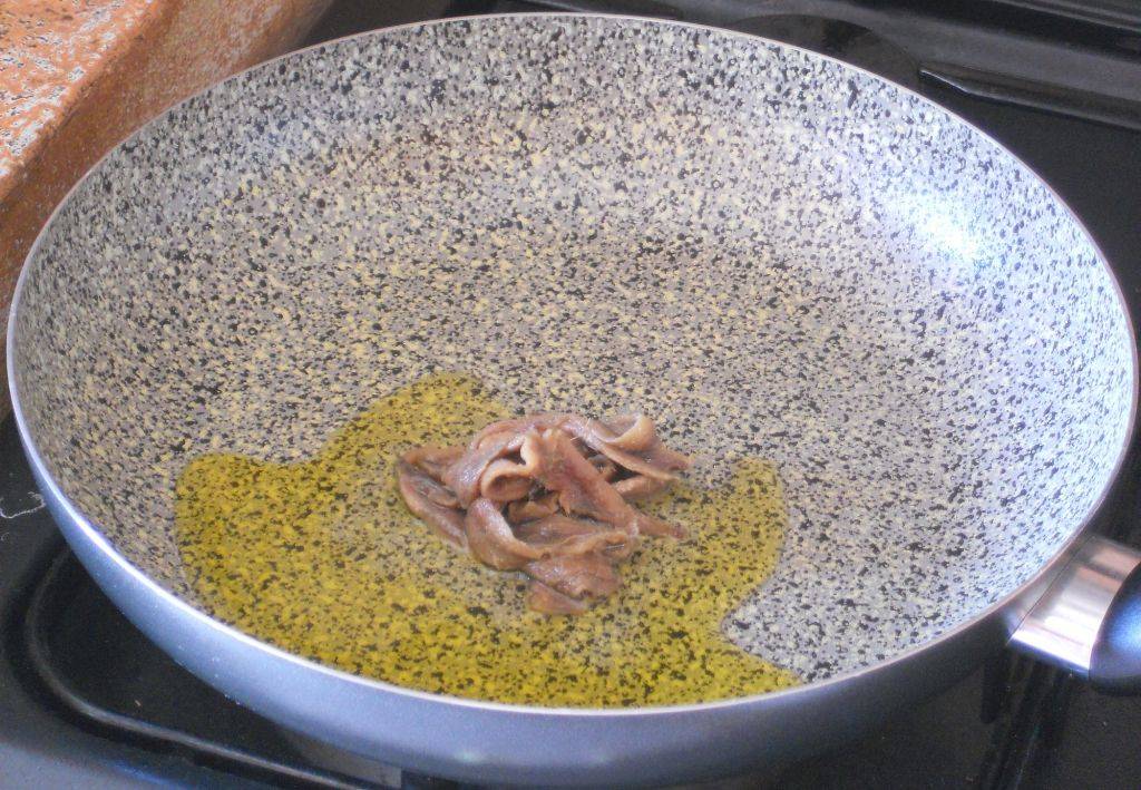 Orecchiette integrali con Pomodorini grigliati in salsa di Acciughe preparazione 0