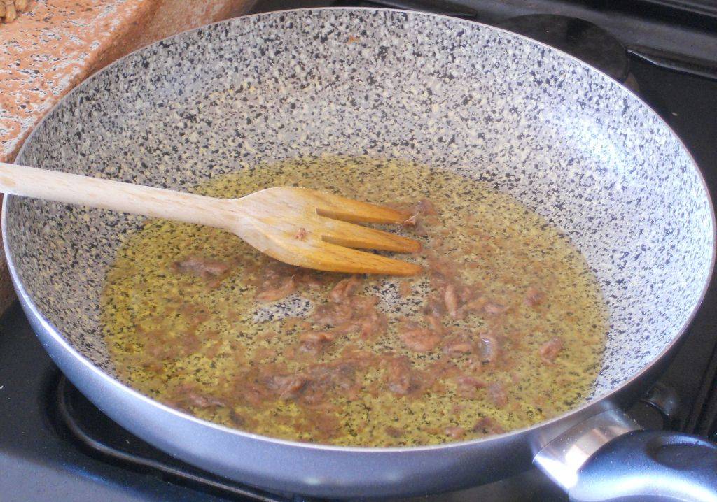Orecchiette integrali con Pomodorini grigliati in salsa di Acciughe preparazione 1