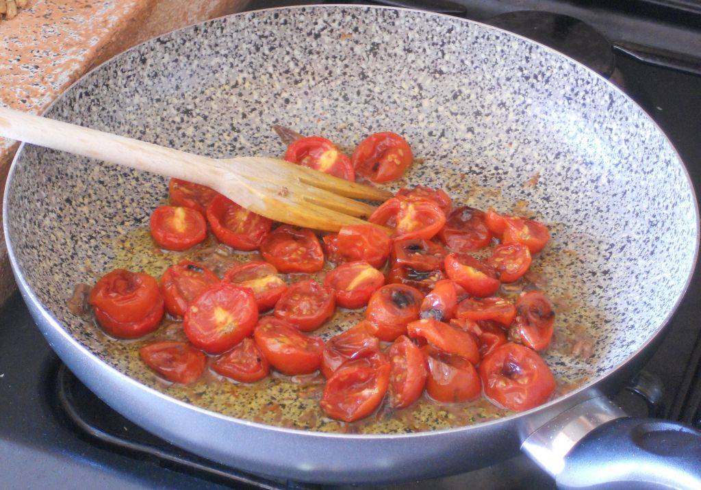 Orecchiette integrali con Pomodorini grigliati in salsa di Acciughe preparazione 2