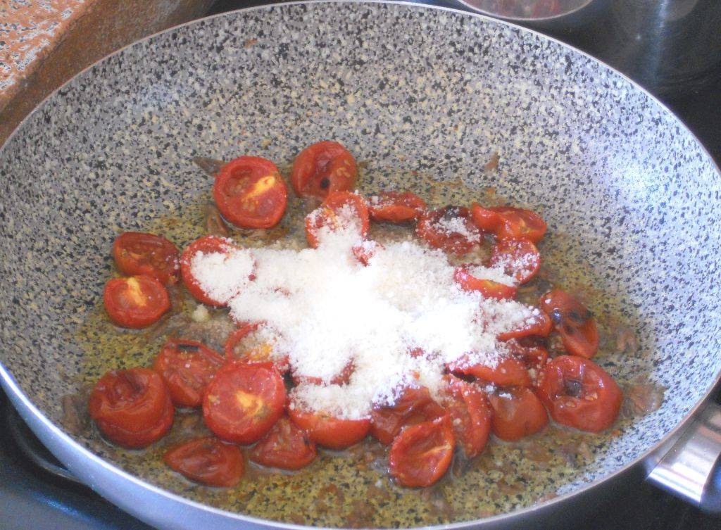 Orecchiette integrali con Pomodorini grigliati in salsa di Acciughe preparazione 4