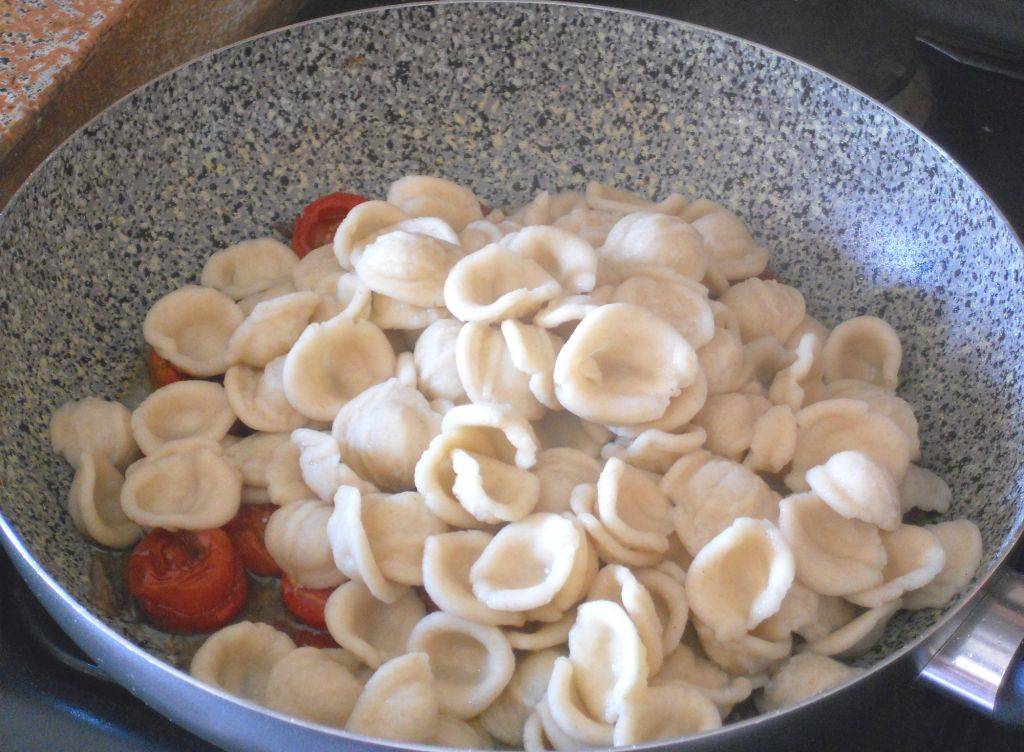 Orecchiette integrali con Pomodorini grigliati in salsa di Acciughe preparazione 6