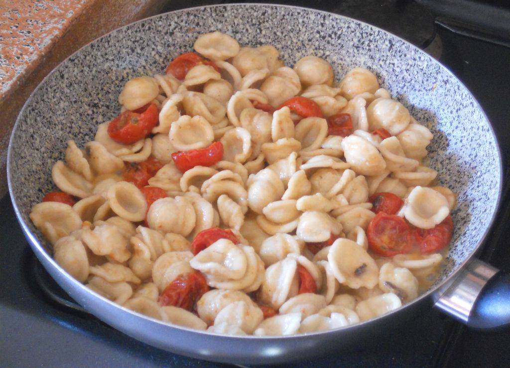 Orecchiette integrali con Pomodorini grigliati in salsa di Acciughe preparazione 7