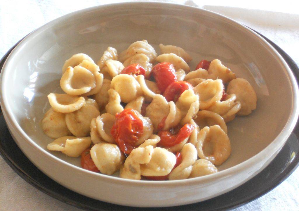 Orecchiette integrali con Pomodorini grigliati in salsa di Acciughe preparazione 8