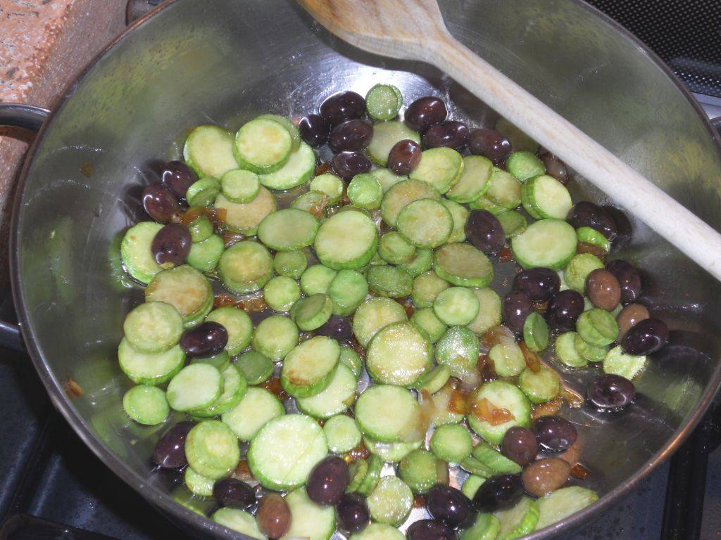 Orecchiette con Zucchine trombetta e Olive taggiasche preparazione 7