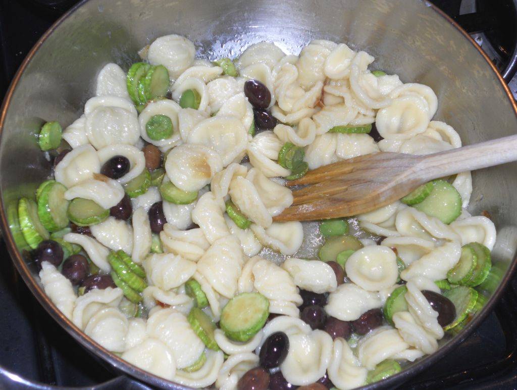 Orecchiette con Zucchine trombetta e Olive taggiasche preparazione 9