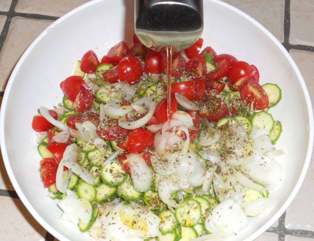 Panzanella tricolore con Salvia e Origano preparazione 6