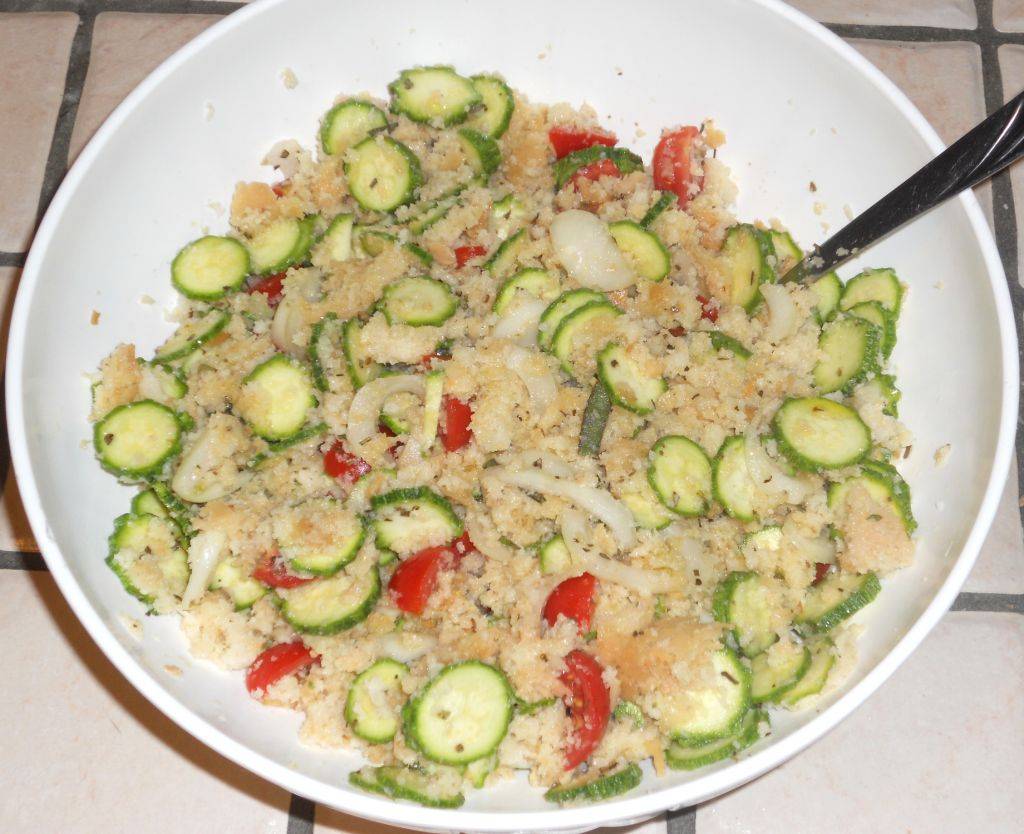 Panzanella tricolore con Salvia e Origano preparazione 7