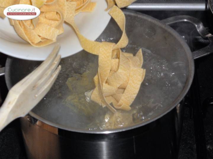 Pappardelle con Mozzarella e Acciughe preparazione 6