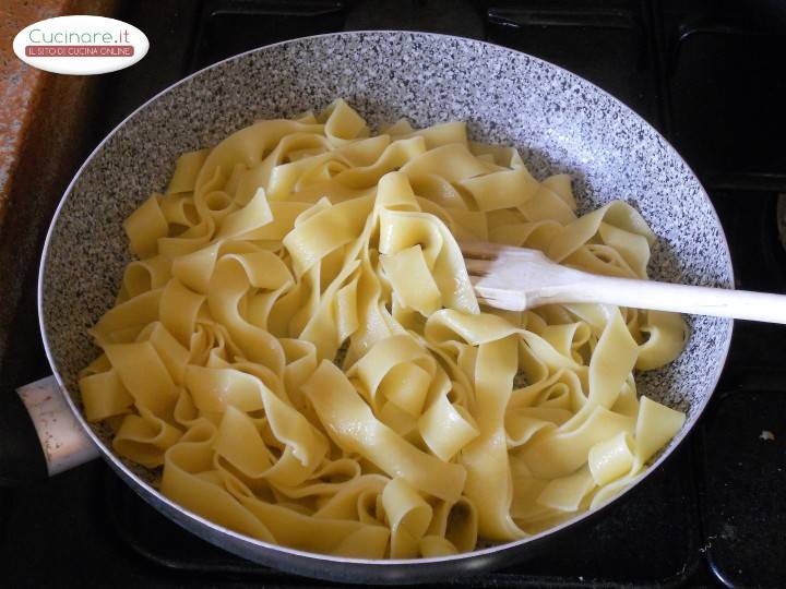 Pappardelle con Mozzarella e Acciughe preparazione 8