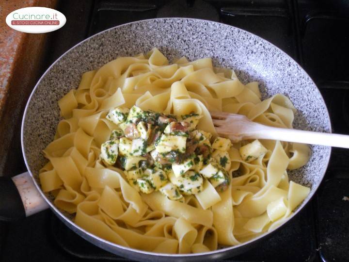 Pappardelle con Mozzarella e Acciughe preparazione 9