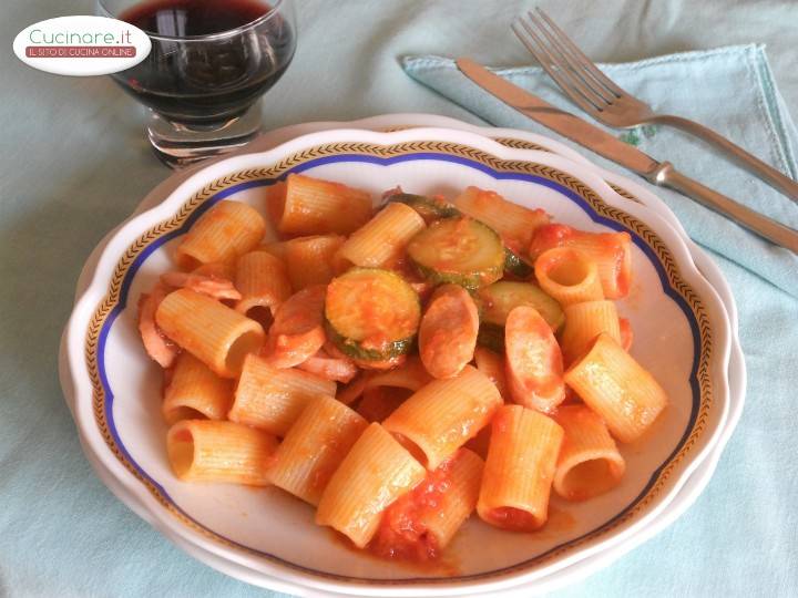 Pasta al sugo di Zucchine e Wurstel preparazione 13