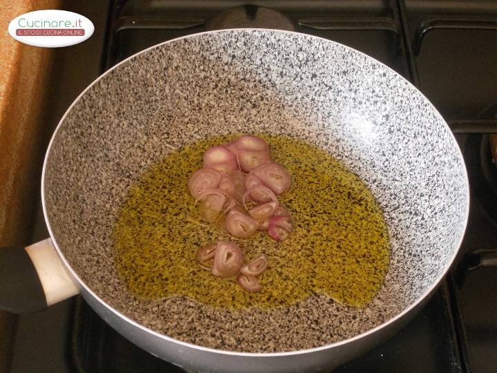 Pasta al sugo di Zucchine e Wurstel preparazione 1