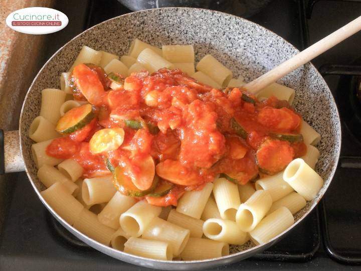 Pasta al sugo di Zucchine e Wurstel preparazione 11