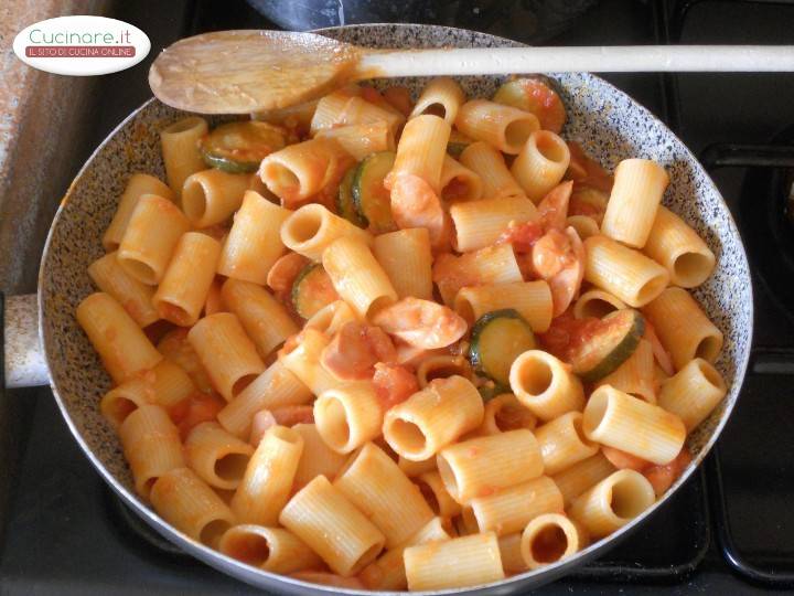 Pasta al sugo di Zucchine e Wurstel preparazione 12