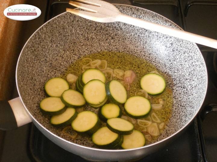 Pasta al sugo di Zucchine e Wurstel preparazione 2