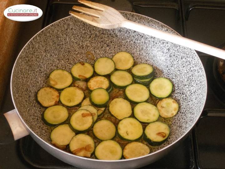 Pasta al sugo di Zucchine e Wurstel preparazione 3