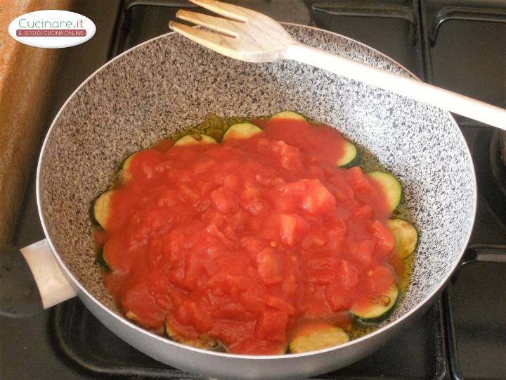 Pasta al sugo di Zucchine e Wurstel preparazione 4