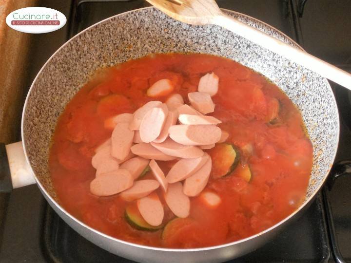 Pasta al sugo di Zucchine e Wurstel preparazione 5