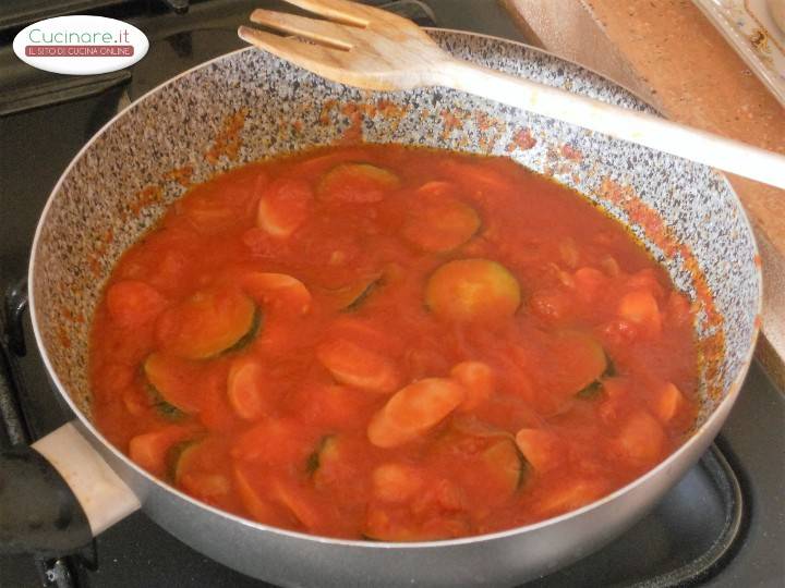 Pasta al sugo di Zucchine e Wurstel preparazione 6