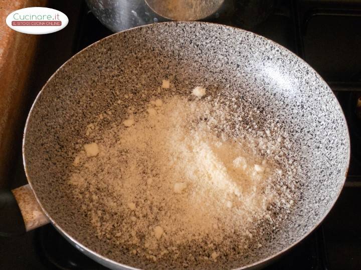 Pasta al sugo di Zucchine e Wurstel preparazione 8