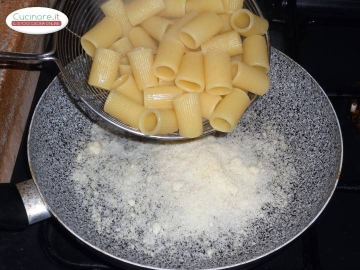Pasta al sugo di Zucchine e Wurstel preparazione 9