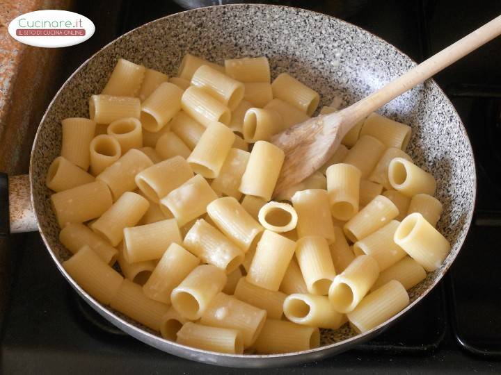 Pasta al sugo di Zucchine e Wurstel preparazione 10