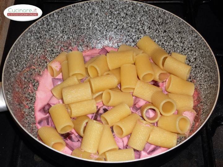 Pasta con barbabietole e panna preparazione 5