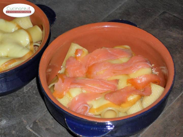 Pasta con Provola, Salmone e Noci preparazione 7