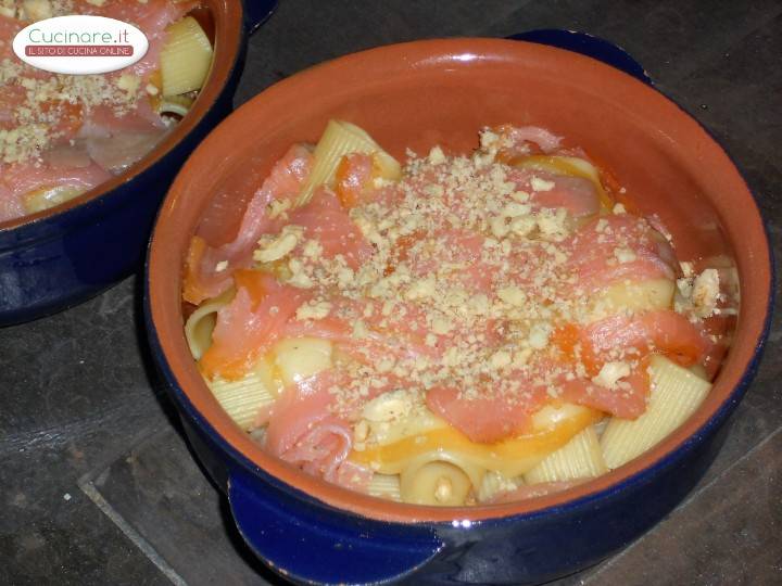 Pasta con Provola, Salmone e Noci preparazione 8