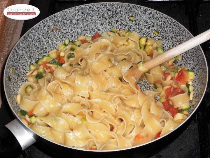 Pasta con Verdure, Pinoli e Persico preparazione 13