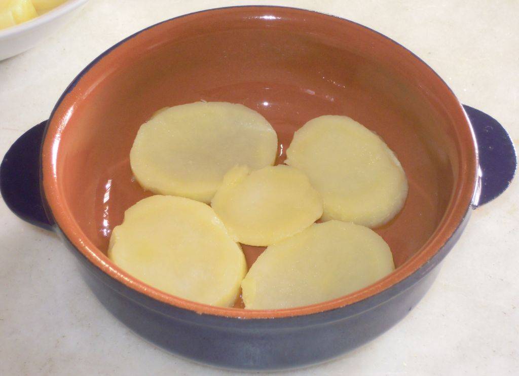 Patate filanti al forno con granella croccante di Peperoni preparazione 2