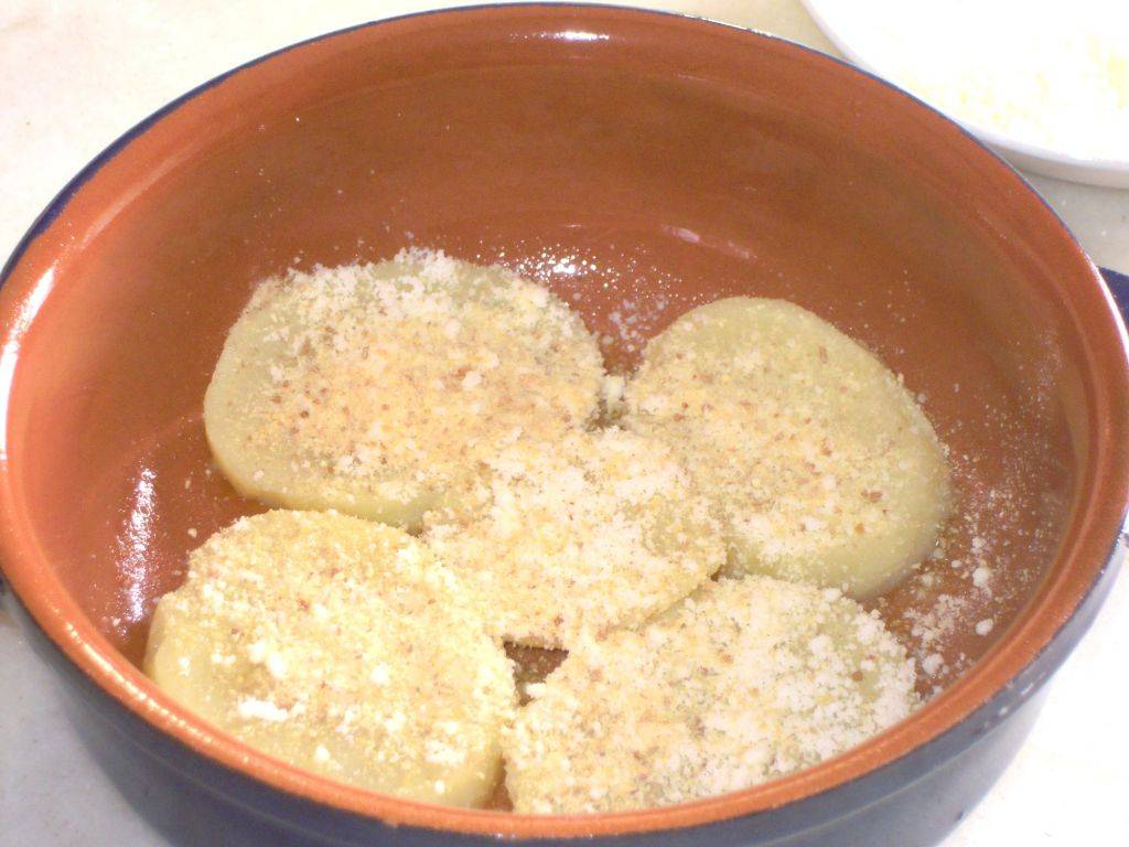 Patate filanti al forno con granella croccante di Peperoni preparazione 3